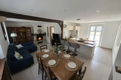 Image de Maison de campagne chaleureuse avec grand jardin