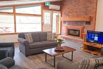 Image de Cozy Renovated Cottage@Blue Mountain, Private Beach Access, Bbq, Petfriendly