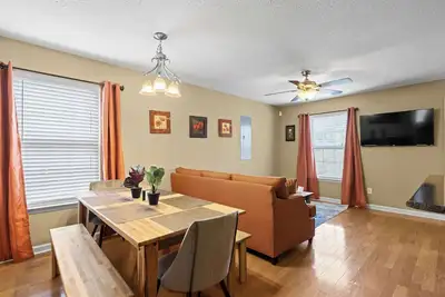 Image de Mins to Downtown! Deck & Firepit - Elmwood Retreat