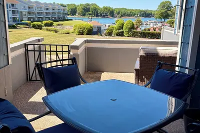 Image de Updated Waterfront First Floor Two Bedroom Condo Located on Davidson Penninsula