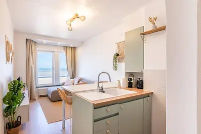 Image de Appartement élégant avec vue sur la mer.