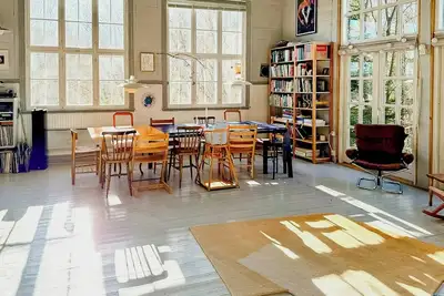 Image de Un bâtiment scolaire unique et plein de charme, situé près de la forêt et d'un ruisseau