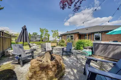 Image de 1 Block to Lake Washington: Family Gem w/ Hot Tub!