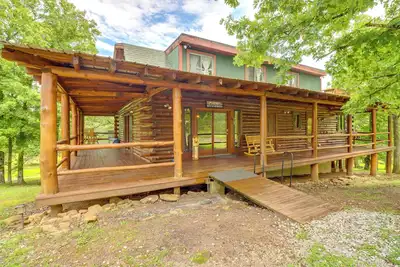 Image de Game Room + Roof Deck: Ozarks Group Getaway!