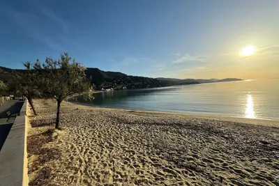 Image de Studio avec terrasse vu Mer proche plage et centre au calme