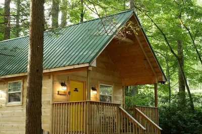Image de Two Cozy Cabins Nestled in the Trees for a Peaceful Group Getaway near the Great Smoky Mountains National Park in Tennessee