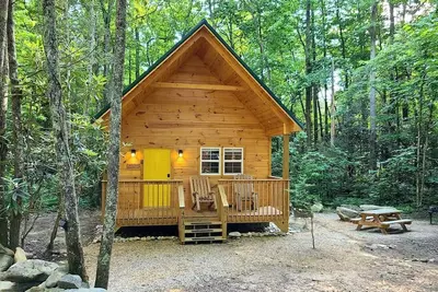Image de Cute Cabin Surrounded by Trees for a Relaxing Getaway in Nature, the Perfect Base for Exploring the Great Smoky Mountains in Tennessee