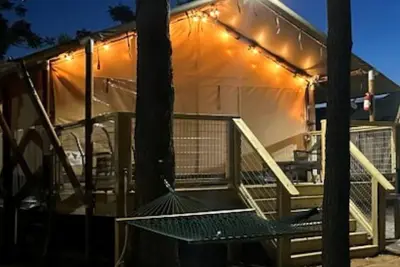 Image de Creekside Safari Tent Chic: Experience Wild Comfort in Cibolo, Texas