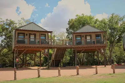 Image de Reconnect by the Water: Tented Cabin Oasis for a Texas Lakeside Getaway