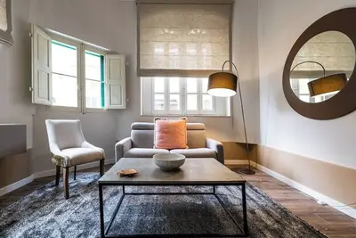 Image de Stay in this stylish apartment in the heart of Sliema, Triq Gino Muscat Azzopardi. Featuring 3 double bedrooms, 2 bathrooms, private small backyard, fully equipped kitchen, fast WiFi and Smart Tv. Perfect for families, groups and business stays.