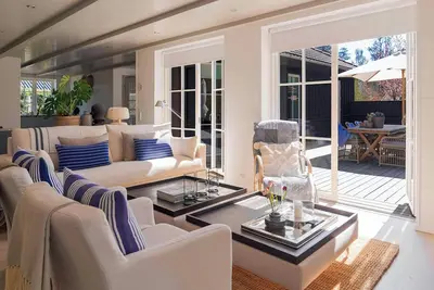 Image de Maison de vacances moderne où l'intérieur et l'extérieur se confondent