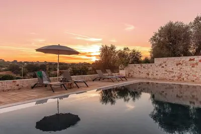 Image de Trullo traditionnel avec piscine