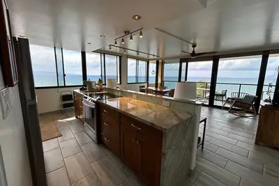 Image de 601 - 2 Bedroom end-unit with Breathtaking Ocean Views!
