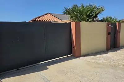 Image de This cozy 3bd villa is located only 8 minutes from Eagle, Arashi and Palm Beaches<br>- your own private pool <br>- total privacy with an 8 feet wall fence around the property<br>- huge 40 square meters covered outdoor living area<br>- Bbq and outdoor