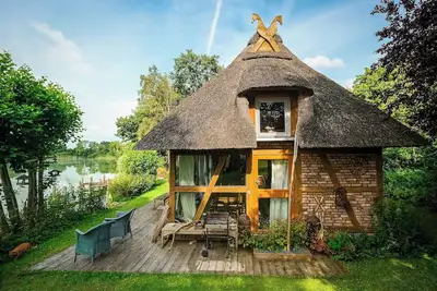 Image de Cottage de pêcheur au bord du lac avec jardin magique