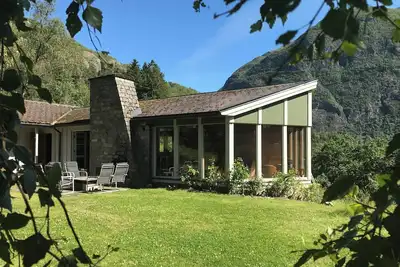 Image de Cabane historique au bord de la rivière Lærdalselven