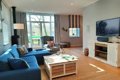 Image de Le chic de la Frise orientale dans une maisonnette au bord du lac