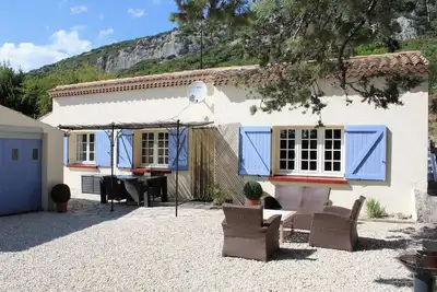 Image de Gîte spacieux avec piscine et tout confort, au pied du mont Bouquet, près d'Uzes