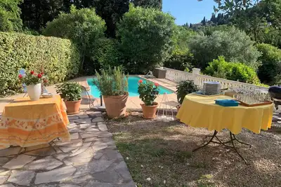 Image de Renting a Provencal villa in Grasse, residential area, swimming pool, 7 sleeps