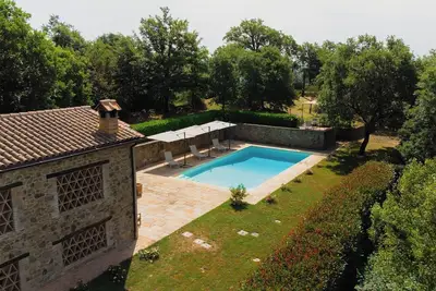 Image de Villa historique avec piscine dans les collines de l'Ombrie