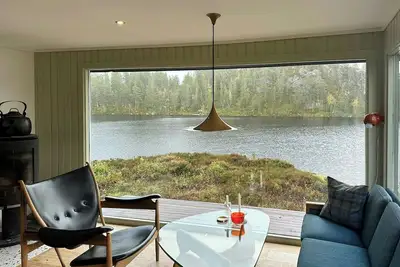 Image de Cabane design au bord d'un lac de montagne dans la vallée de Rukkedalen