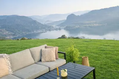 Image de Maison de vacances avec vue panoramique sur le fjord Åptafjorden