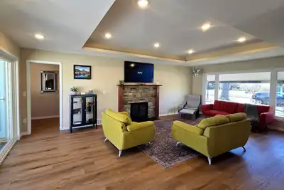 Image de 5 Smart Tv`s, King Bed, Fenced Yard, Historic Area