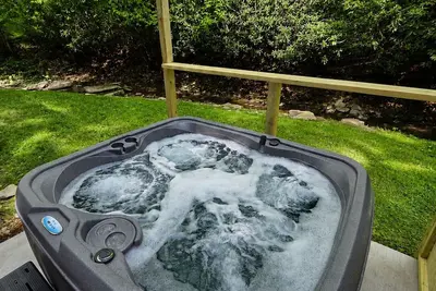 Image de New! Rustic Creekside Cabin-Hot Tub, Cozy, Private