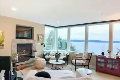 Image de Beautiful 3-bedroom home with gorgeous Puget Sound views. Must see!