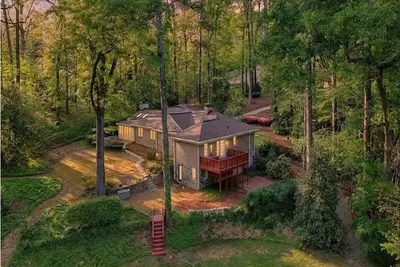 Image de World cup ready, 5/4 house on 2. 4 acres in buckhead