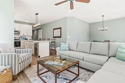 Image de Swell | Walk to the Beach | Hot Tub, Dog Friendly, and Community Pool