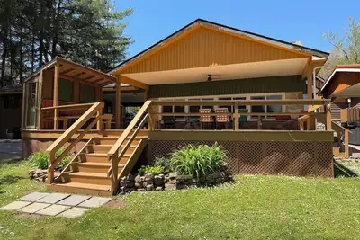 Image de Treeline Lodge | Walk to Honi + Lakefront + Tiki Bar Vibes
