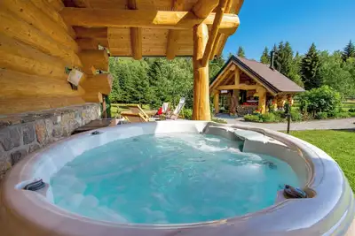 Image de Luxury wooden villa in the forest with jacuzzi, sauna and barbecue