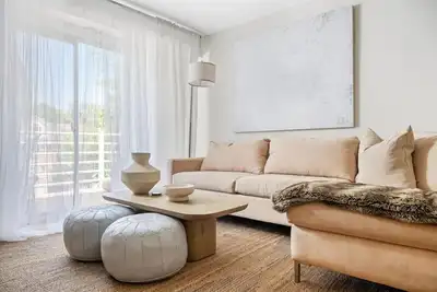 Image de Light Filled 2br w/ Balcony & 2 Free Parking