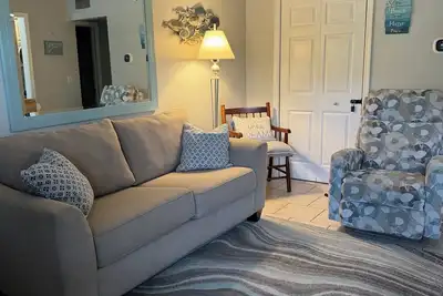 Image de New! Charming 1-bedroom condo near the Causeway in Dunedin.