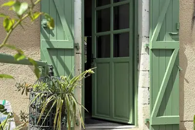 Image de Ancienne maison de garde avec roseraie dans le Lot