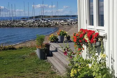 Image de Petit cottage confortable au bord de la mer à Fuglevik