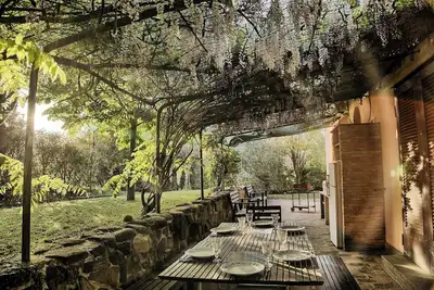 Image de Villa avec véranda recouverte de glycines dans les Marches