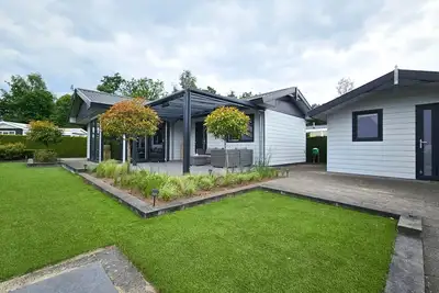 Image de Maison de vacances moderne avec vue sur l'eau
