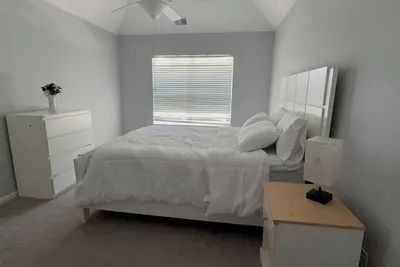 Image de Beautiful 2-bedroom entire apartment central to everything!