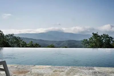 Image de Villa avec piscine à débordement dans les montagnes du Piémont