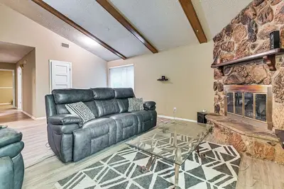 Image de 2 Mi to Denton Square! Spacious Home w/ Backyard