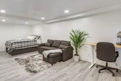 Gateway to Dc! Quiet Clinton Apt w/ Workspace