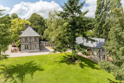 Image de Maison de caractère normand à colombage en peine nature avec furo japonais
