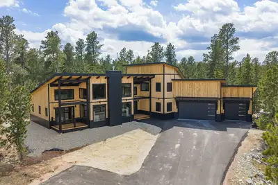Image de No Regrets-2, 600+ Sq Ft, Floor-to-Ceiling Windows, fireplace, Hot Tub, Paved