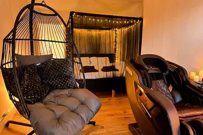 Image de Luxury Luton Retreat 4 Poster bed+Jacuzzi bath+Massage chair+Luton Station
