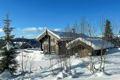 Image de Cabane en rondins avec un toit en tourbe et une grande terrasse