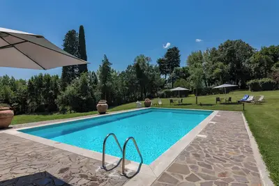 Image de Appartement avec piscine et vue sur les cyprès