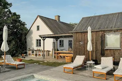 Image de Ferme en pierre de Gotland avec piscine près de Visby