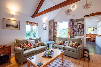 Image de Stylish Reverse-Level Retreat for couples